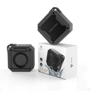 اسپیکر بلوتوثی مقاوم Lenyes S106 ضدآب با طراحی مشکی و حلقه آویز در کنار جعبه محصول